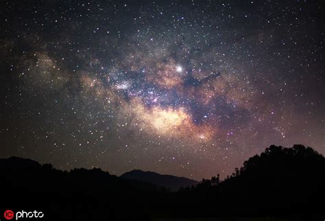 Starry sky over Huangshan Mountain lights up night - Chinadaily.com.cn