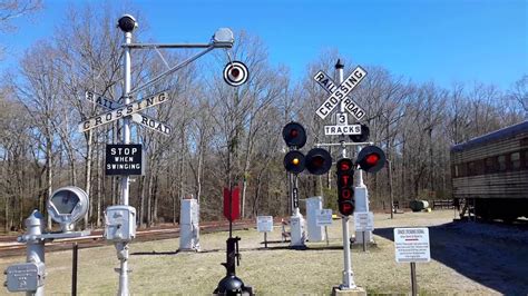 Railroad crossing signals - YouTube