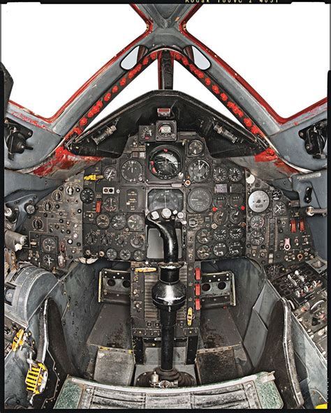 Cockpit of the Lockheed SR-71 Blackbird [1000x1250] : r/MilitaryPorn