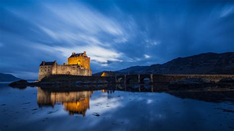 Eilean Donan castle near Kyle of Lochalsh in night, Highlands of ...