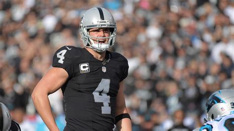 Raiders' Derek Carr returns after finger injury