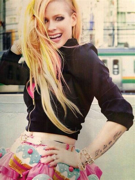 Avril Lavigne sul set del nuovo video Hello Kitty | BitchyF