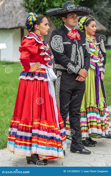 Mexican Dancers in Traditional Costume Editorial Photo - Image of ...