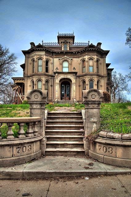 Beautiful Abandoned Mansion | World's Snaps