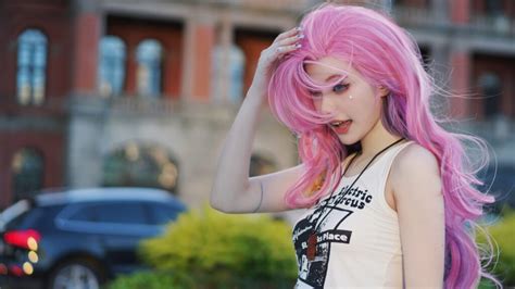 Seraphine cosplayer takes you out on a date around Shanghai | ONE Esports