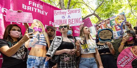 Photos show hundreds of Britney Spears fans offering support at # ...