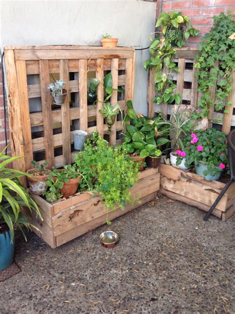 Corner pallet garden at bliss cafe | Pallet garden, Garden landscaping ...