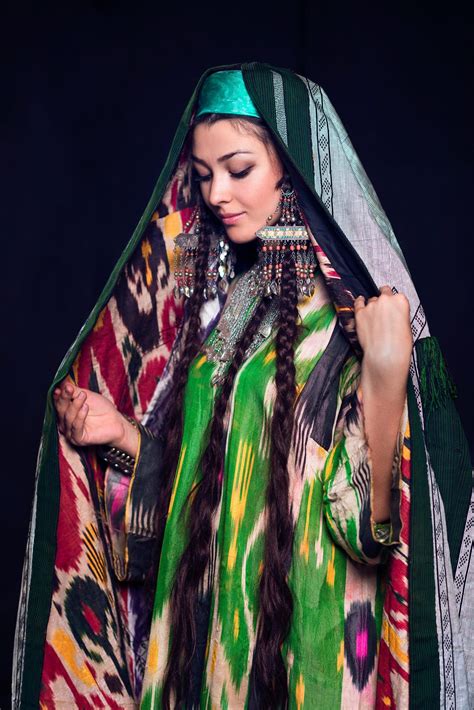 Tajik traditional dress | Traditional outfits, Traditional dresses, Women