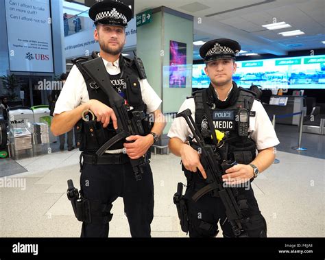 Bewaffnete Polizei aus der Londoner Metropolitan Police auf Patrouille ...