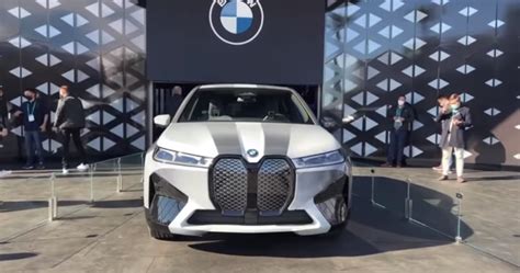 BMW Unveils Chameleon-Like Color-Changing IX Flow SUV at CES That Uses ...