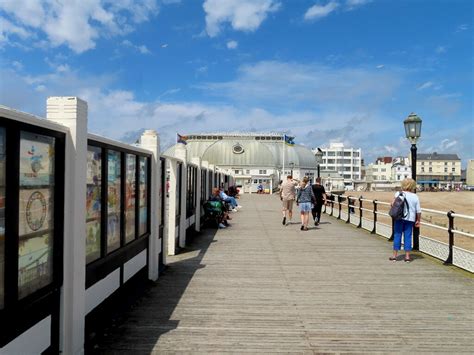 Worthing Pier © Steve Daniels cc-by-sa/2.0 :: Geograph Britain and Ireland