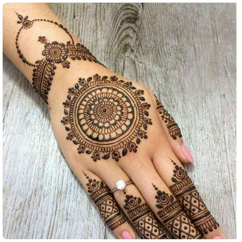 Latest Round Tikki Mehndi Designs For Beautiful Hands