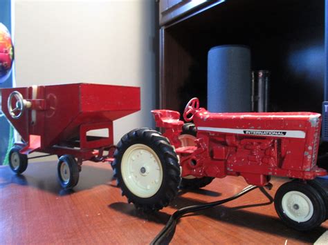 Vintage Ertl Co Red International Tractor Trailer Dyersville Iowa USA 8 ...