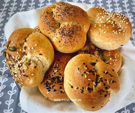 Challah rolls - with wholewheat and delicious seeds | Family-Friends-Food