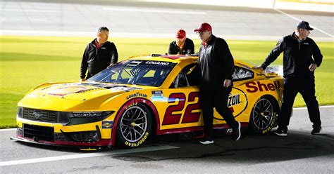 Joey Logano earns Daytona 500 pole award, Michael McDowell on front row