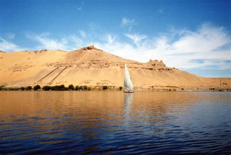 File:River-Nile-near-Aswan.jpg - Wikimedia Commons