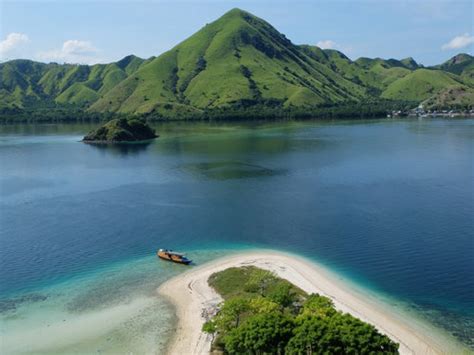 Kelor Island | Striking White Beaches to Relax | Hello Flores