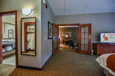 Wheeling Island Hotel-Casino-Racetrack Rooms: Pictures & Reviews ...