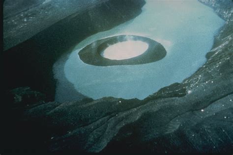 File:Taal volcano crater.jpg - Wikipedia