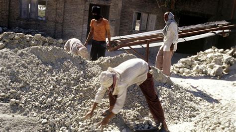 BBC News - In Pictures: Asbestos mining in India