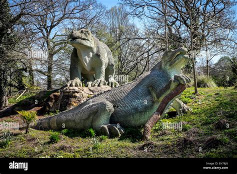 Crystal Palace Park Dinosaur Court Victorian dinosaur sculptures Stock ...