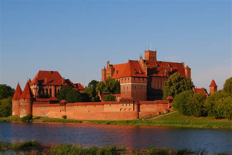 File:PL GMB Malbork Castle across Nogat.jpg