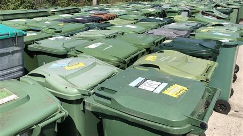 Kirklees Council seizes 1,300 green bins in recycling drive - BBC News