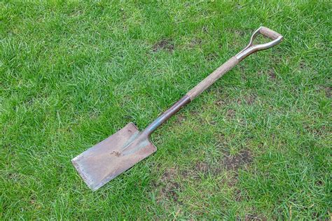 Garden Spade - The one tool every gardener needs! - Garden Tutor