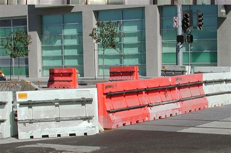 Low Profile Plastic Jersey Barrier Highway Barricade | Images and ...