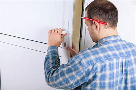 How to Open a Stuck Door (5 Solutions) | Homely Ville