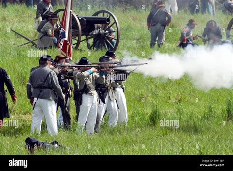 Civil war soldiers marching hi-res stock photography and images - Alamy