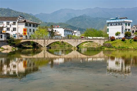 Classic Chinese Architecture of Bridge Crossing River at Hongcun ...