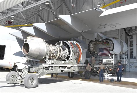 735th AMS performs rare en route C-17 engine change > U.S. Air Force ...