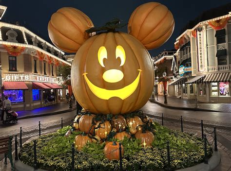 Thiết kế Halloween halloween decorations in disneyland mang tinh thần ...