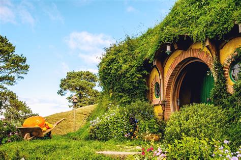 Visiting Hobbiton, the hobbit village in New Zealand - our tips & review