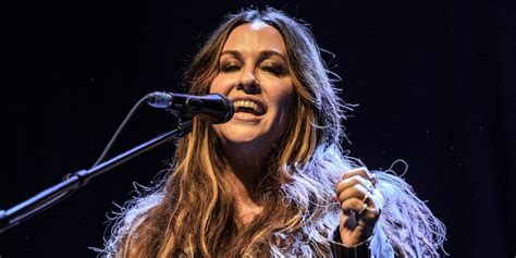 Alanis Morissette Announces 2022 Tour, Shares New Song “Olive Branch ...