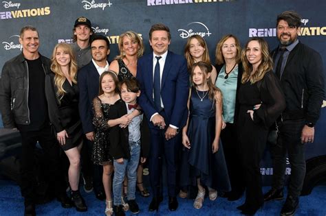 Jeremy Renner supported by daughter, family at 1st red carpet since ...