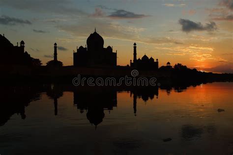 Reflection of the Taj Mahal Mausoleum on the Yamuna River Stock Photo ...