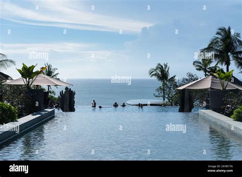 beach infinity pool Stock Photo - Alamy