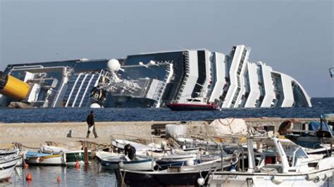 Cruise Ship Sinking in Italy : Pictures