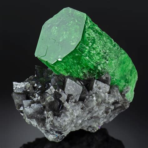 Emerald on Calcite: Muzo Columbia Fine Minerals, Minerals And Gemstones ...