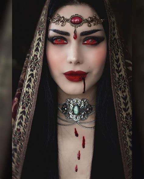 Pretty vampire queen 💖🖤💖🖤 Credit :@mahafsoun #alternativemodel #artist ...