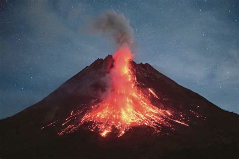 Gunung Merapi meletus lagi | Harian Metro