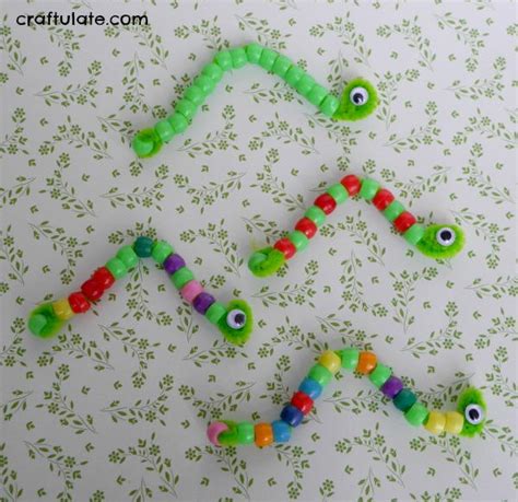 Cute Pipe Cleaner Inchworm Craft | AllFreeKidsCrafts.com