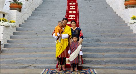 King and Queen of Bhutan unveil new family photo - Royal Central