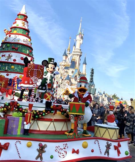 PHOTOS, VIDEO: Watch the 2019 Christmas Parade at Disneyland Paris ...