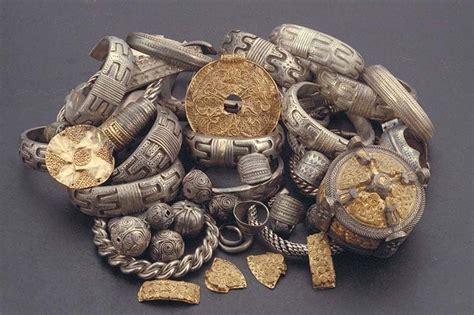 The Viking jewellery treasure found in Grötlingbo parish on Gotland ...