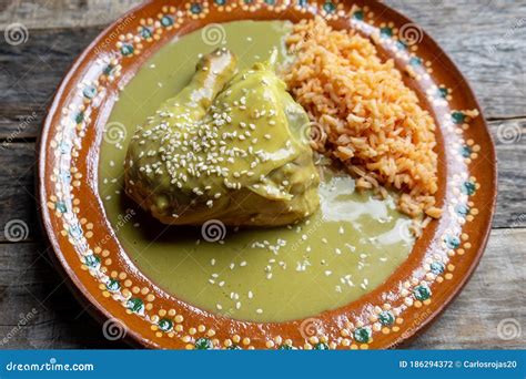 Pollo Mexicano Con Salsa De Mole Verde Y Arroz Rojo Foto de archivo ...