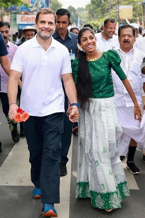 Huge turnout lines up in Kerala as Rahul's Bharat Jodo yatra comes by ...