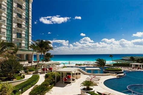 Las hermosas piscinas de Sandos Cancún y el mar azul turqueza